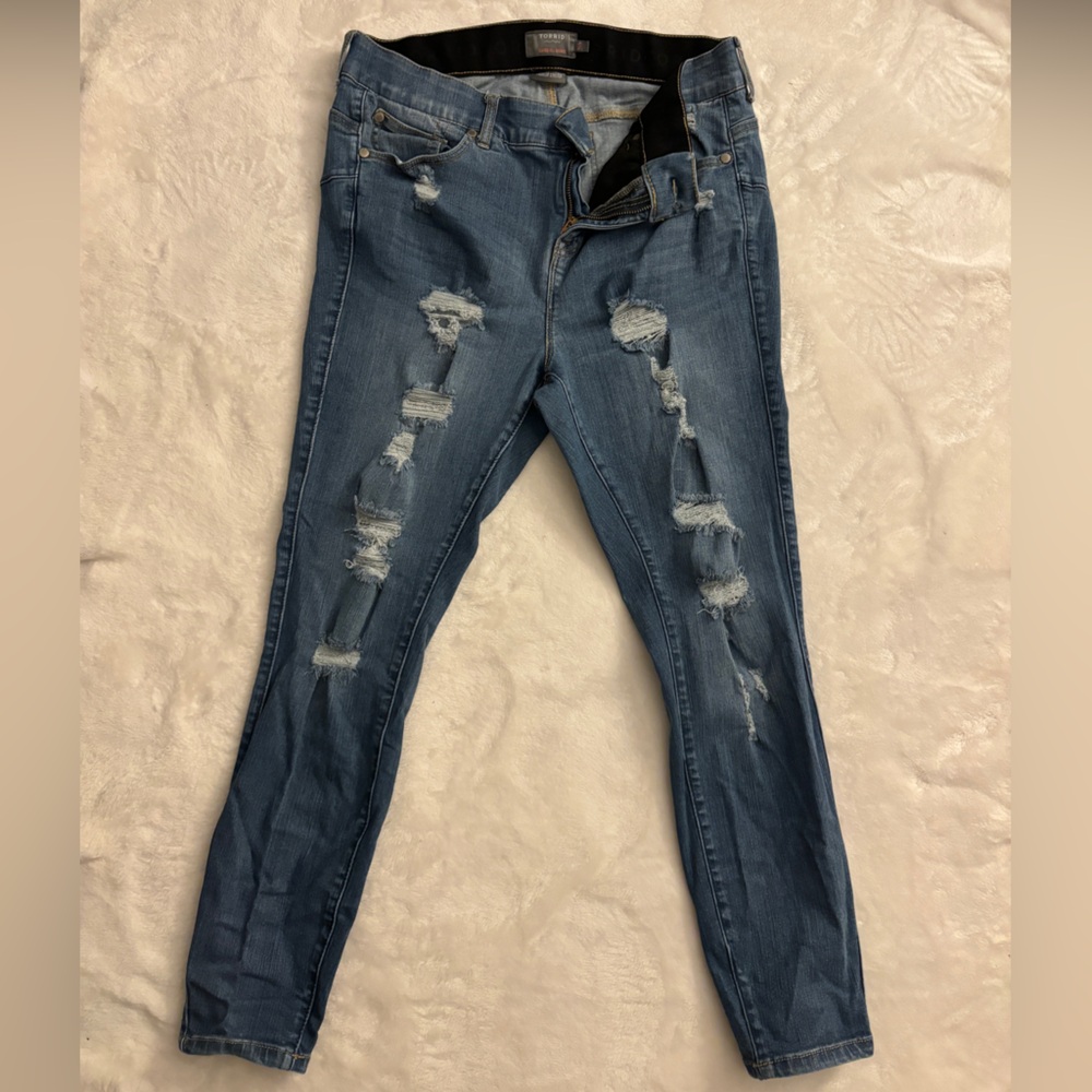 Torrid - Bombshell Skinny Premium Stretch - High Rise destructed-med wash - 16S